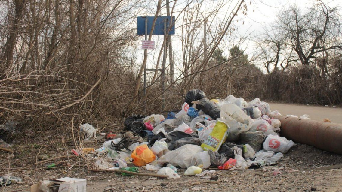 «Закон не писан»: орловчане устроили свалку под табличкой «Мусорить запрещено»