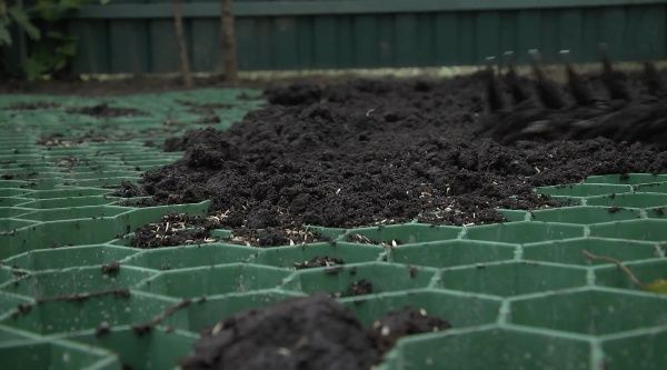 Парковка на даче из газонной решетки