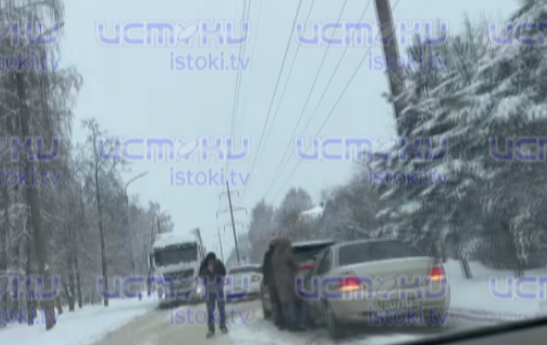 Несоблюдение дистанции повлекло пробку на узкой дороге в Орле, где и так постоянно пробки