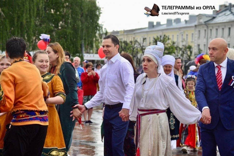 "По погоде одевайтесь" : Андрей Клычков призвал орловчан надевать сапоги и дождевики на праздничные гуляния