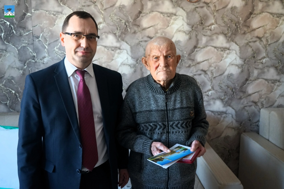 101-летнему ветерану Александру Ермишкину вручили юбилейную медаль в честь 80-й годовщины Великой Победы 