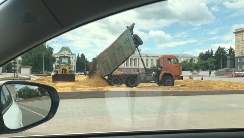 Видео: центр Орла превращается в... площадку для пляжного волейбола
