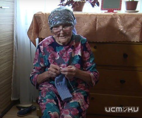 92-летняя орловчанка вяжет носки для бойцов СВО, зная о войне не понаслышке! 