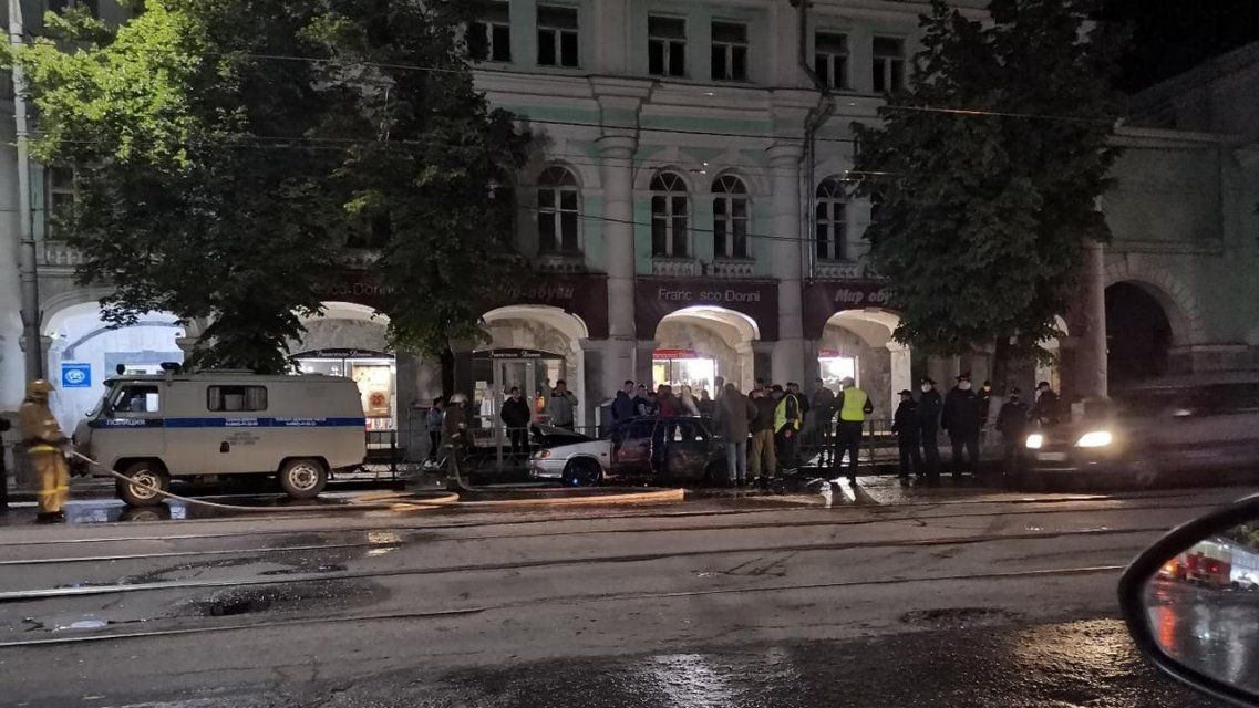 Видео: возле торговых рядов в Орле полыхала легковушка