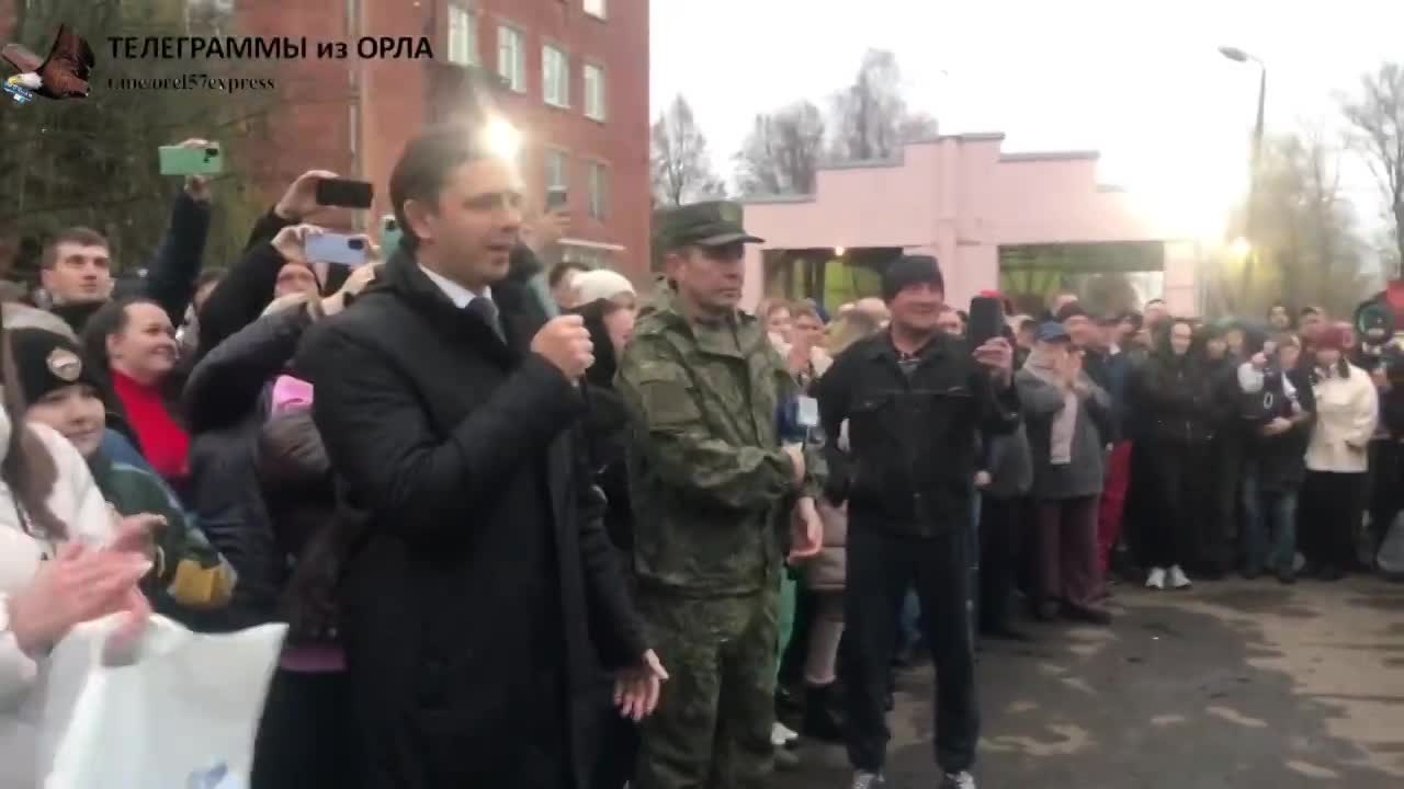 Три пары скрепили свои отношения узами брака перед мобилизацией