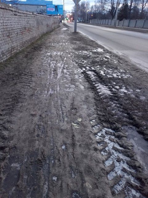 "Тротуар" на улице Лескова запечатлел орловчанин и прислал нам