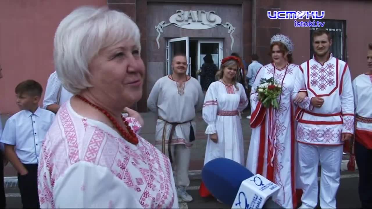 Невеста в сарафане, жених - в рубахе с орнаментом. Орловская молодая пара решила найти замену современным обычным свадебным нарядам