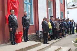 В Орловской школе открыли мемориальную доску инспектору ДПС Денису Панову