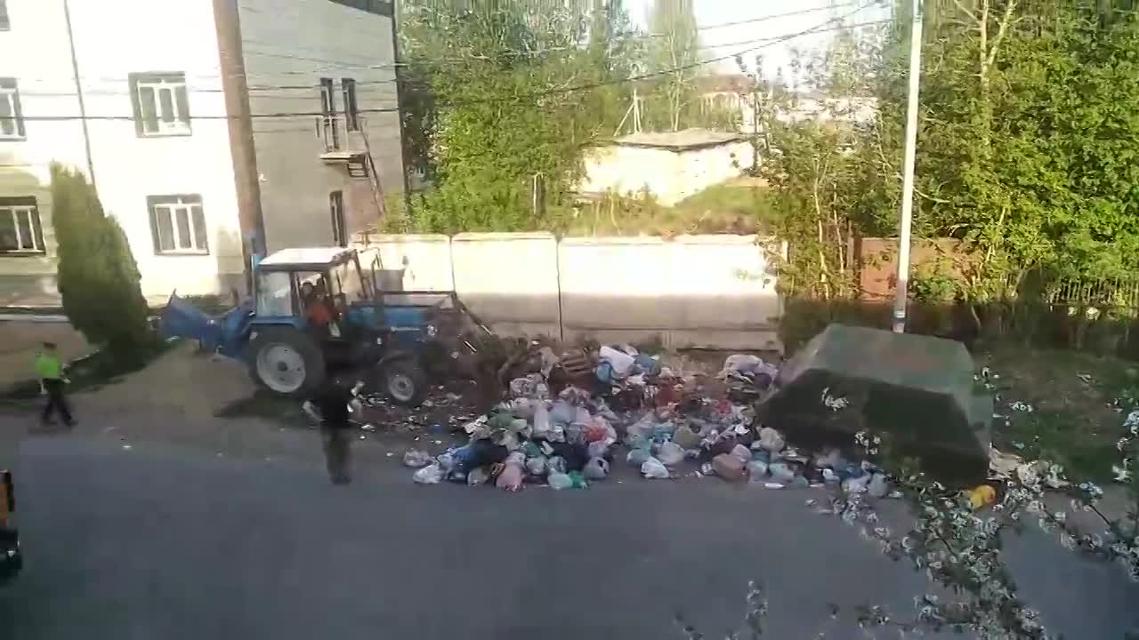 Орловский экскаваторщик перевернул переполненный мусорный бак