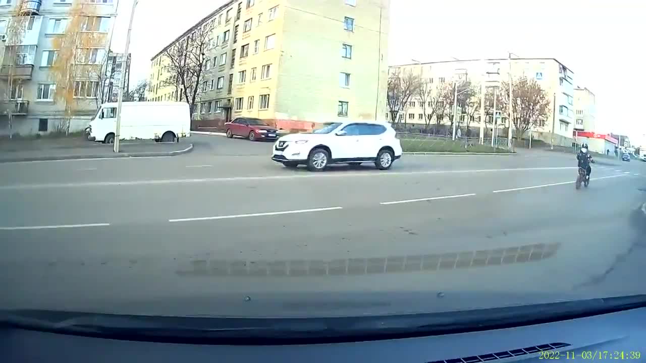 В Орле юноша на питбайке спровоцировал ДТП и попал в реанимацию