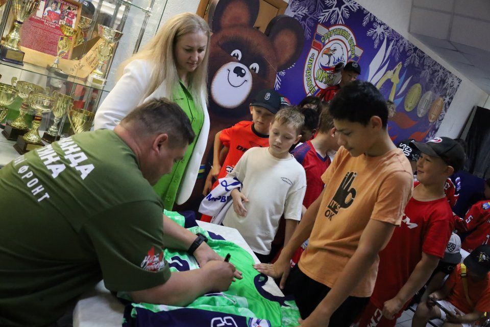 Орел посетил Олимпийский чемпион по хоккею