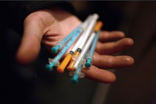 В Орловском районе местная жительница организовала наркопритон