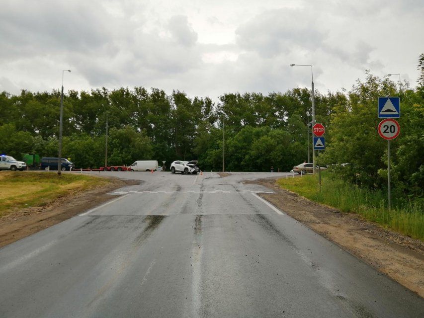 Под Орлом на перекрестке столкнулись большегруз «Volvo» и кроссовер «Lexus»