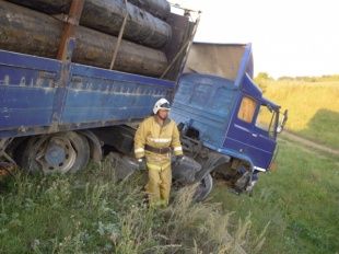 В Новосильском районе фура улетела в кювет