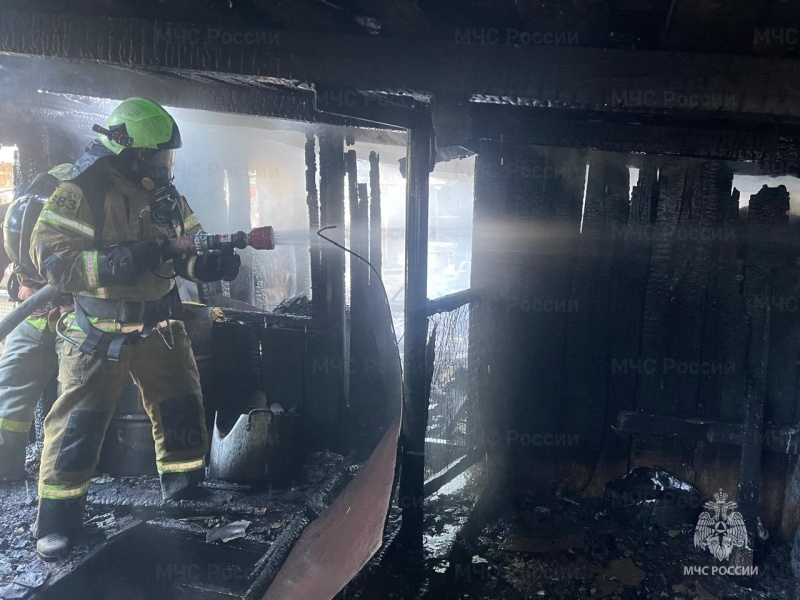 В Орле за сутки пожарные тушили два гаража, баню и дом