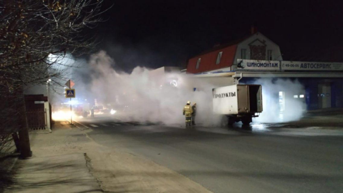 Видео: возле шиномонтажа в Лужках полыхала «Газель»