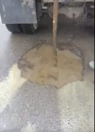 На ул. Автовокзальной обнаружили дорожную яму глубиной 2 метра