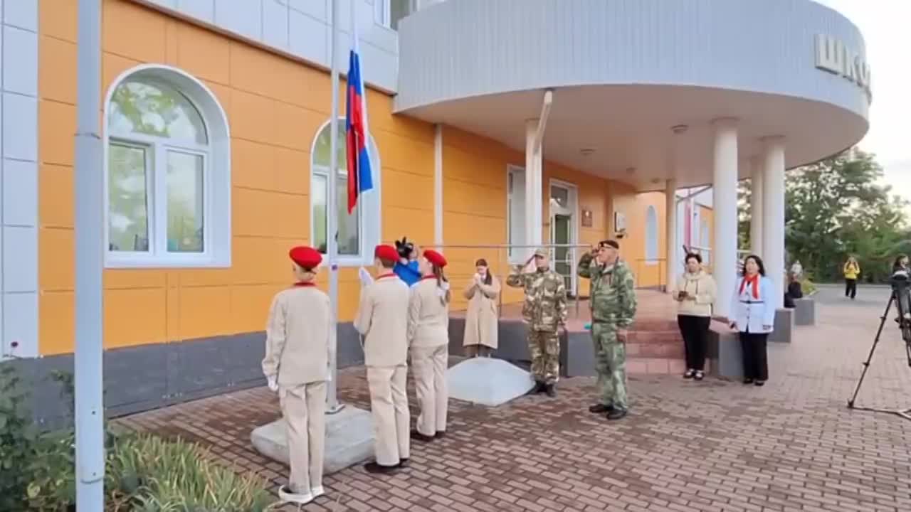 В Орле школе №27 ветеран боевых действий вручил Флаг РФ, который был с ним всё время службы в зоне СВО