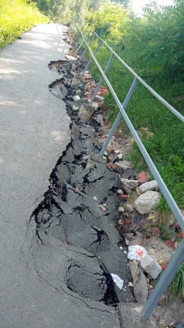 Дорога, которую Юрий Парахин построил в прошлом году, развалилась