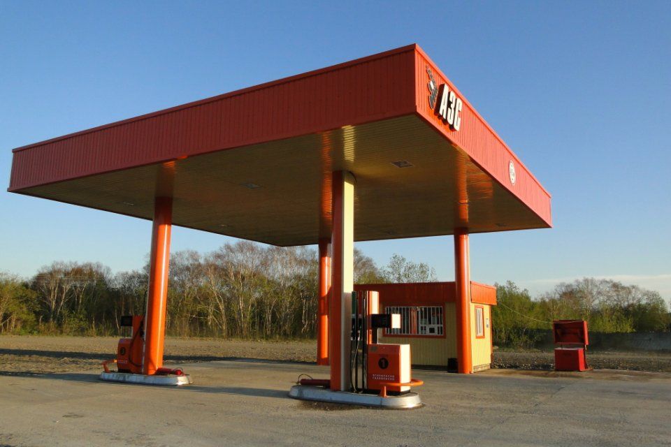 На заправке в Орле мужчина начал бить ногами водителя соседнего авто