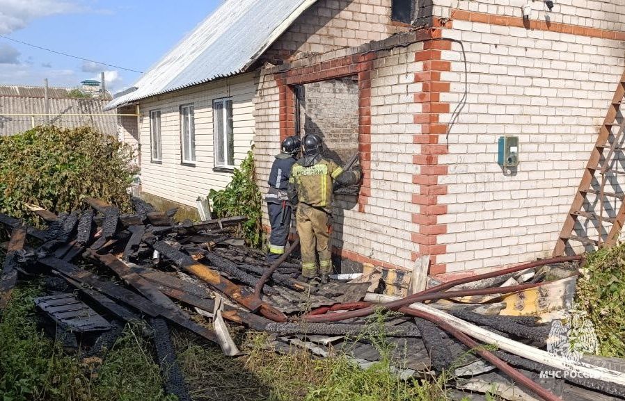 В Орловском округе по неизвестным причинам загорелся частный дом