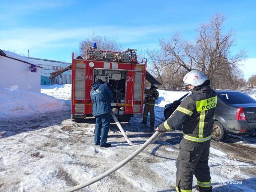 8 марта сотрудники МЧС России тушили магазин и хозпостройки