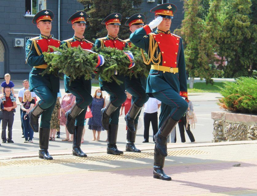 В День города у стелы «Город воинской славы» прошло торжественное возложение гирлянды и цветов
