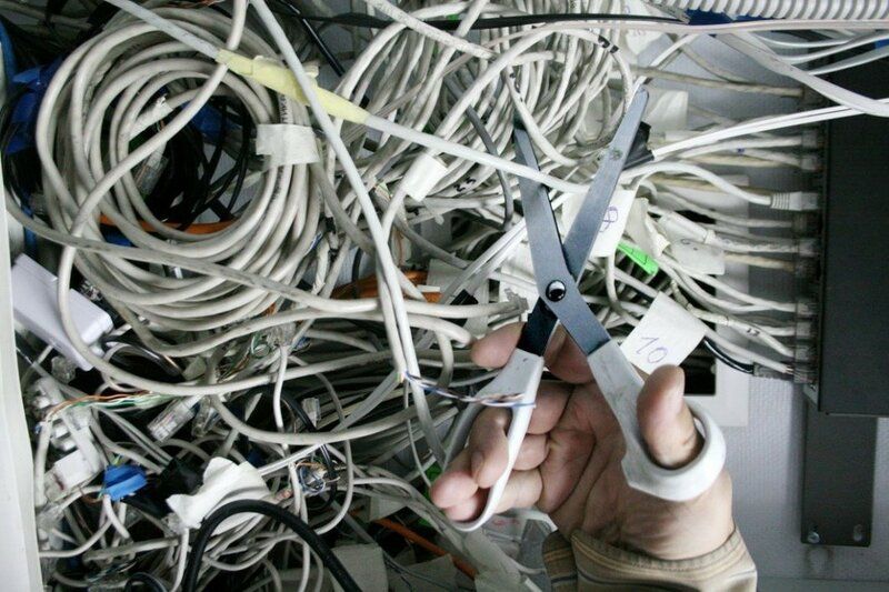 Орловчанин зарабатывал на жизнь, обрезая в подъездах домов интернет-кабель