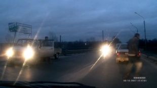 Во Мценске автомобиль сбил мужчину, перебегавшего дорогу. Видео