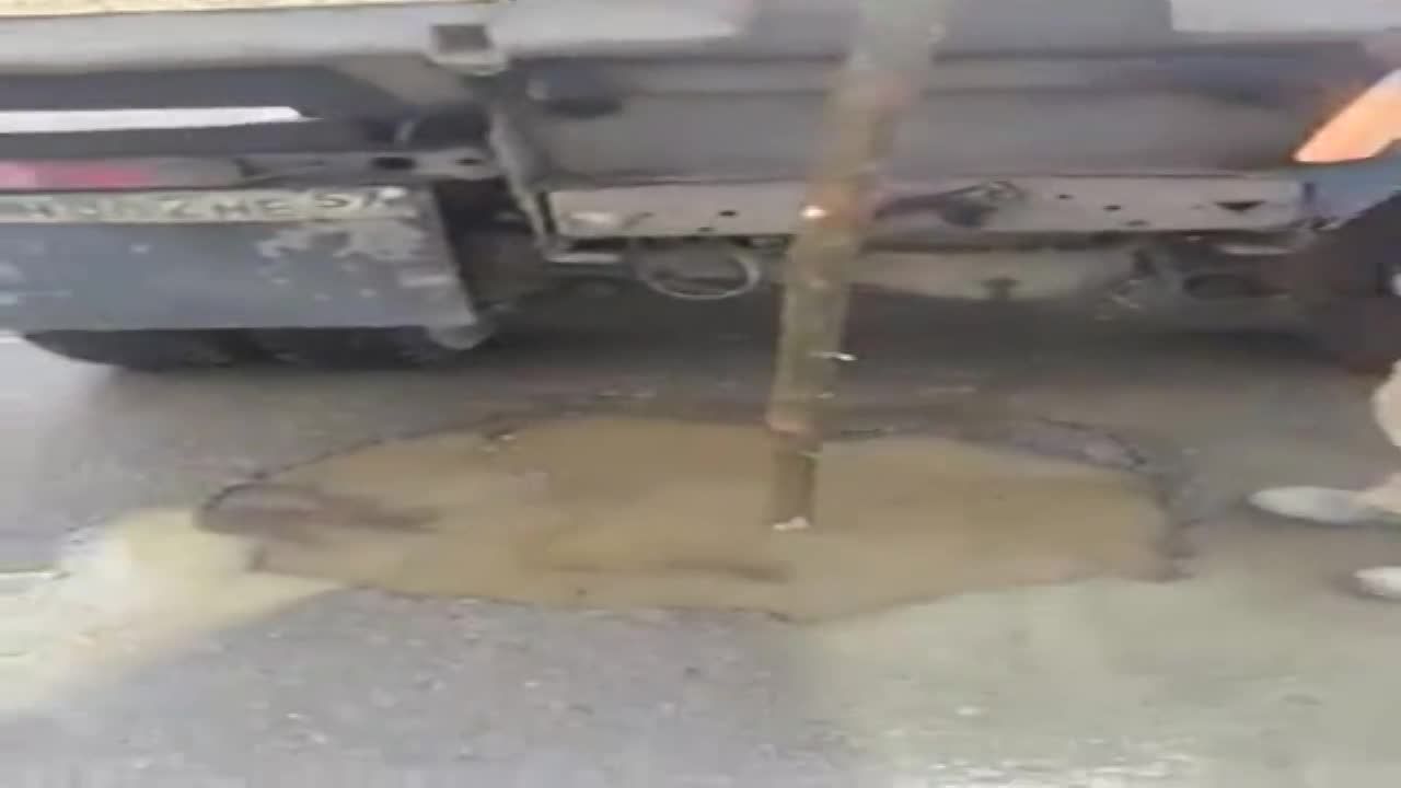 На ул. Автовокзальной обнаружили дорожную яму глубиной 2 метра