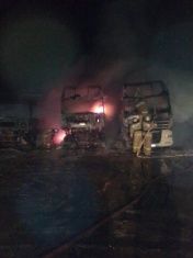 Ночной пожар в Ливнах: спасатели тушили три грузовика 