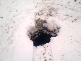 В Орле автомобиль стал жертвой люка