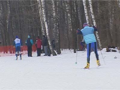 Лыжники, не смотря на погоду, катаются