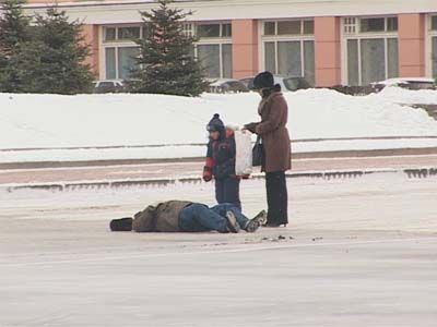 Каток в центре города работу не начал, но дел наделал