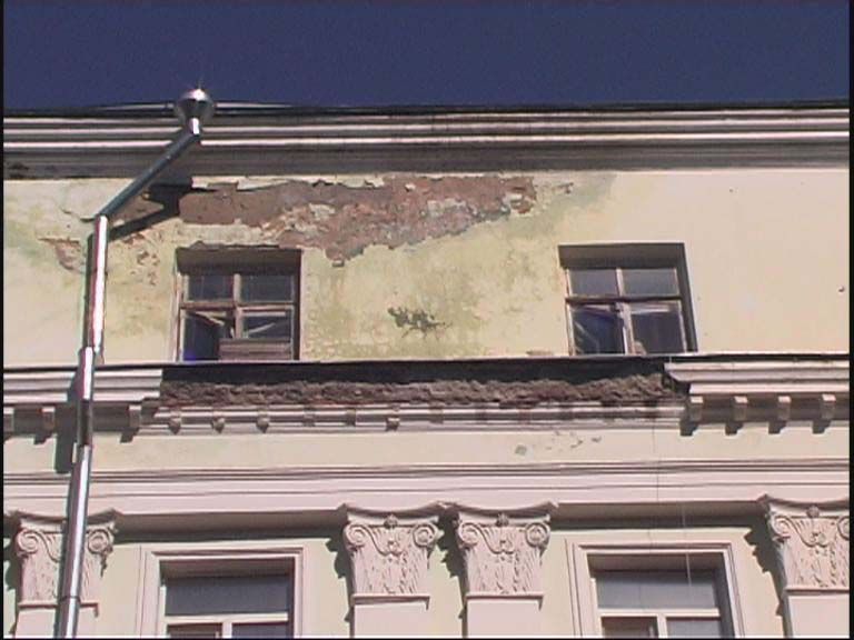 В доме обвалилась часть фасада...