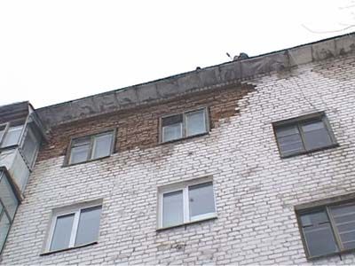 Дом начал рушится