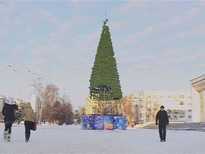 Елка-искусственница покидает площадь