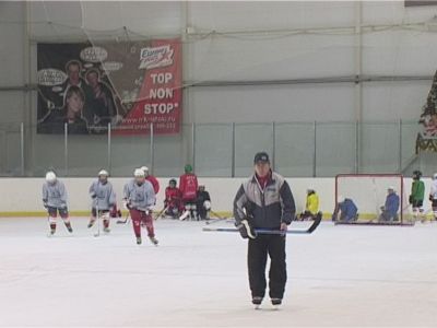 юные хоккеисты готовятся.