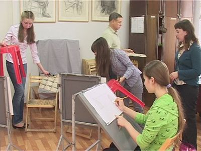 Юные художницы приехали в победой