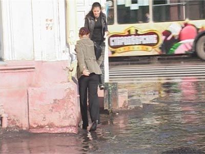 Пусть бегут неуклюже пешеходы по лужам...