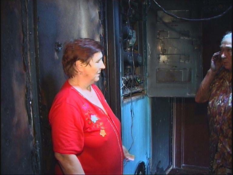 Делали крышу — сожгли двери....