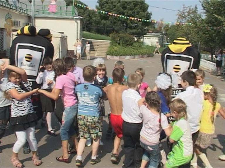 Детки в парке погуляли