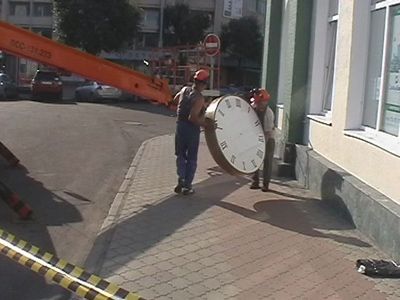 Часы установили...