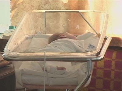 В мусорном баке обнаружили новорожденного малыша