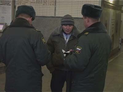 Губернатор проверил безопасность железнодорожного вокзала...