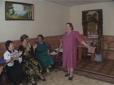 Пожилые люди готовятся к празднику