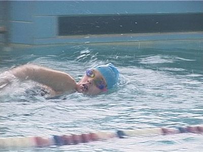 Школьники соревнуются в плавании