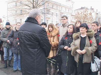 Возложение венков участниками молодежного форума