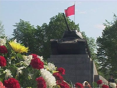 Победное знамя водрузили на площади...