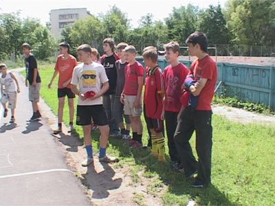 Дети играют в футбол